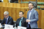 v.li.: Die Nationalratsabgeordneten Harald Walser (G), Robert Lugar (T) und Klubobmann Matthias Strolz (N) (am Wort)