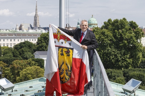 Bundesratspräsident Gottfried Kneifel (V) mit der Fahne Oberösterreichs