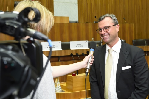Dritter Nationalratspräsident Norbert Hofer (F) im Interview mit einer Schülerin