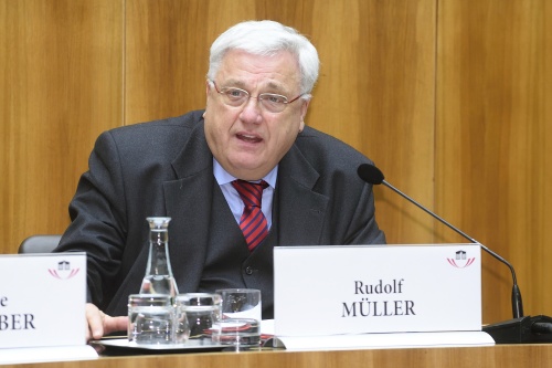 Vorsitzender der Pensionskommission Rudolf Müller am Wort