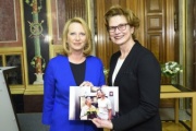 Von links: Nationalratspräsidentin Doris Bures (S) und Parlamentsvizedirektorin Susanne Janistyn-Novák