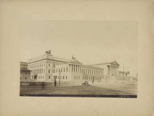 Blick auf das fertiggestellte Parlamentsgebäude, noch ohne Rossebändiger, Monumentalbrunnen und Pallas Athene.

Auf der Seite des Herrenhauses befinden sich 2 Quadrigen, die zwischen Juni und November 1883 aufgestellt wurden.