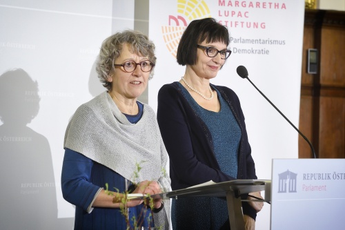 Von links: Preisträgerinnen Helga Amesberger (am Wort) und  Brigitte Halbmayr