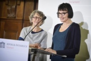 Von links: Preisträgerinnen Helga Amesberger und  Brigitte Halbmayr (am Wort)