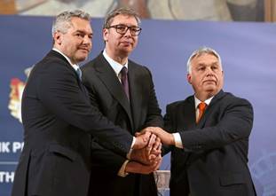 Die Staatschefs Nehammer, Vucic und Orban, die sich zum Abschluss von Verhandlungen auf einem Anti-Migrationsgipfel die Hände reichen. 