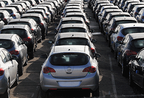 Autos stehen bereit zur Abholung