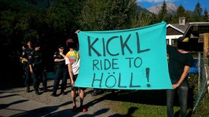 Die Höll ist Kickl offenbar zu steil. Aber muss man deswegen gleich mit einer Anzeige auf die Einladung reagieren?