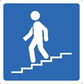 Titel: Unterführung - Beschreibung: Abbildung eines Verkehrszeichens zur Kennzeichnung einer Fußgängerunterführung. Die Abbildung zeigt ein quadratisches blaues Verkehrszeichen mit dem Piktogramm eines Fußgängers, der eine Treppe hinuntergeht.