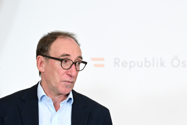 Ein Bild, das Mann, Person, Anzug, stehend enthält.

Automatisch generierte Beschreibung