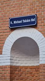 Ein Bild, das Text, Gebäude, draußen, Ziegelstein enthält.

Automatisch generierte Beschreibung