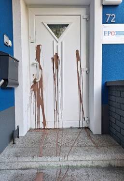 Ein Bild, das Gebäude, Wand, Tür, Kunst enthält.

Automatisch generierte Beschreibung