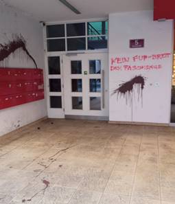 Ein Bild, das Text, Boden, Wand, Gebäude enthält.
Automatisch generierte Beschreibung