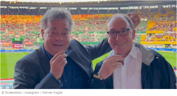 Ein Bild, das Person, Menschliches Gesicht, Kleidung, Mann enthält.
Automatisch generierte Beschreibung