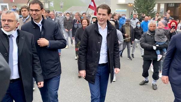 Ein Bild, das Person, Anzug, Gebäude, Gruppe enthält.
Automatisch generierte Beschreibung