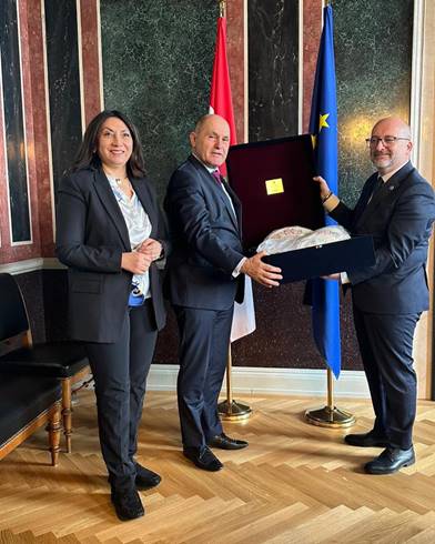 Ein Bild, das Kleidung, Person, Mann, Funktionsträger enthält.
Automatisch generierte Beschreibung