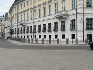 Ein Bild, das draußen, Gebäude, Himmel, Fenster enthält.
KI-generierte Inhalte können fehlerhaft sein.