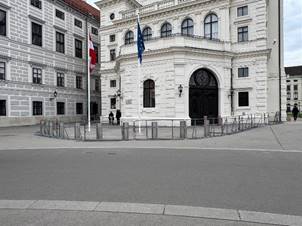 Ein Bild, das draußen, Fenster, Regierungsgebäude, Himmel enthält.
KI-generierte Inhalte können fehlerhaft sein.