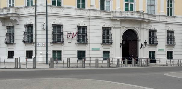 Ein Bild, das draußen, Fenster, Fassade, Stadt enthält.
KI-generierte Inhalte können fehlerhaft sein.