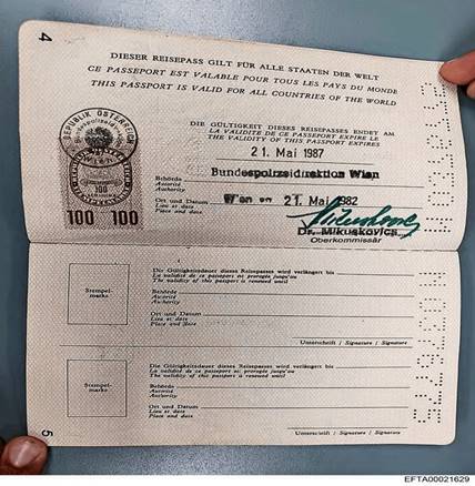 ALT-Text: Eine Doppelseite eines &ouml;sterreichischen Reisepasses. Der Pass enth&auml;lt Text auf Deutsch, Englisch und Franz&ouml;sisch, inklusive der Information, dass dieser f&uuml;r alle Staaten der Welt g&uuml;ltig ist. Sichtbar sind Stempel, Unterschriften und ein Ablaufdatum, ausgestellt von der Bundespolizeidirektion Wien. Eine Hand h&auml;lt den Pass in der unteren rechten Ecke.