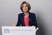 Am Rednerpult: Bundesratspräsidentin Andrea Eder-Gitschthaler (V)