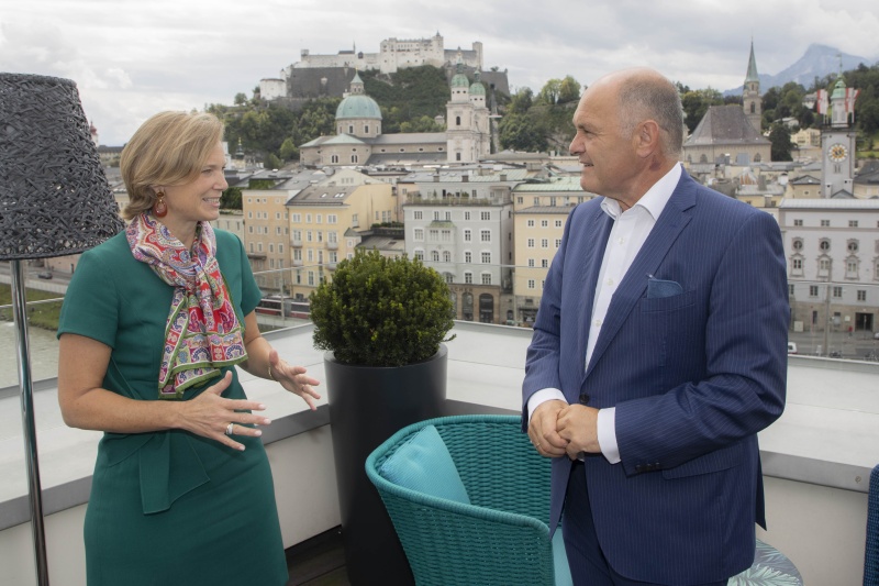 Von links: Koordinatorin zur Bekämpfung von Antisemitismus der Europäischen Kommission Katharina von Schnurbein und Nationalratspräsident Wolfgang Sobotka (V) im Gespräch