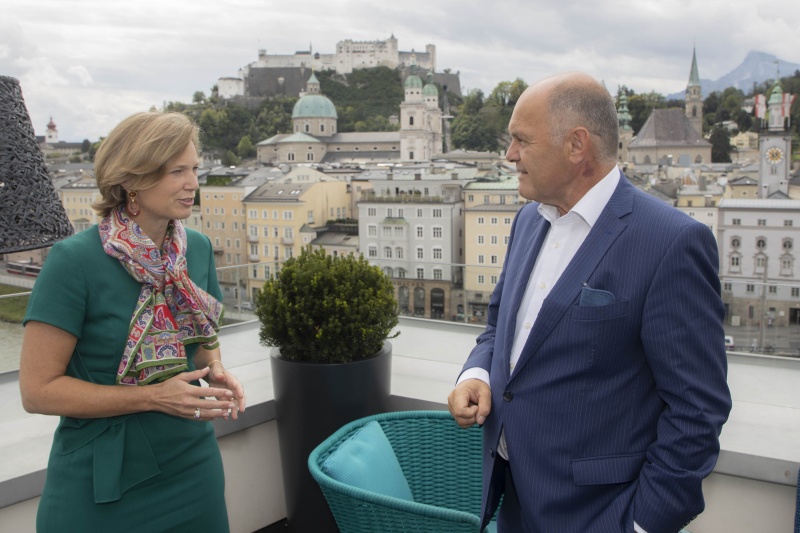 Von links: Koordinatorin zur Bekämpfung von Antisemitismus der Europäischen Kommission Katharina von Schnurbein und Nationalratspräsident Wolfgang Sobotka (V) im Gespräch