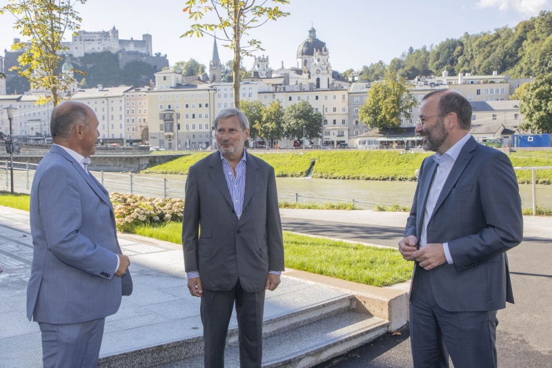 Von links: Nationalratspräsident Wolfgang Sobotka (V), EU-Kommissar Johannes Hahn und der Fraktionsvorsitzender der Europäischen Volkspartei Manfred Weber