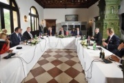 Arbeitsgespräch. Präsident der tschechischen Abgeordnetenkammer Radek Vondracek (3.von links), Nationalratspräsident Wolfgang Sobotka (V) (Mitte), Präsident des slowakischen Nationalrates Boris Kollár (rechts)