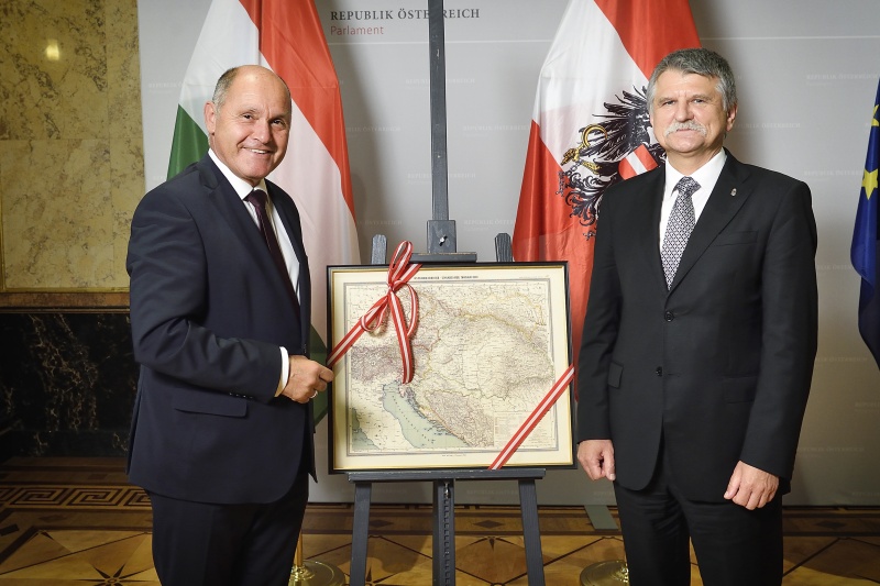 Übergabe des Gastgeschenks. Von links: Nationalratspräsident Wolfgang Sobotka (V), ungarischer Parlamentspräsident László Kövér