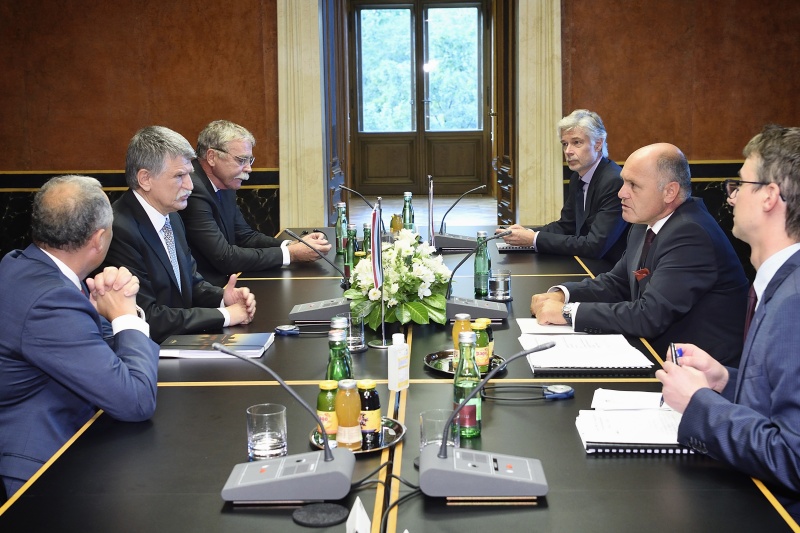 Aussprache. Linke Tischhälfte: Ungarische Delegation mit dem ungarischen Parlamentspräsident László Kövér (2.von links). Rechte Tischhälfte: Österreichische Delegation mit Nationalratspräsident Wolfgang Sobotka (V) (2. von rechts) und Parlamentsdirektor Harald Dossi (3. von rechts)