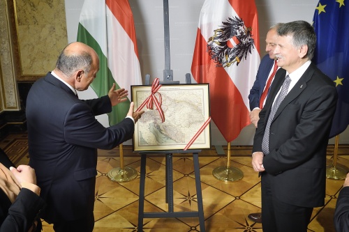 Übergabe des Gastgeschenks. Von links: Nationalratspräsident Wolfgang Sobotka (V), ungarischer Parlamentspräsident László Kövér