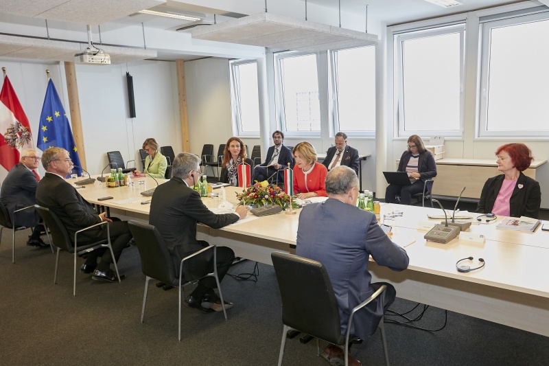 Aussprache. Rechte Tischhälfte: Österreichische Delegation unter der Leitung von Bundesratspräsidentin Andrea Eder-Gitschthaler (V), linke Tischhälfte: Ungarische Delegation unter der Leitung des Präsidenten der ungarischen Nationalversammlung László Kövér (3. von links)