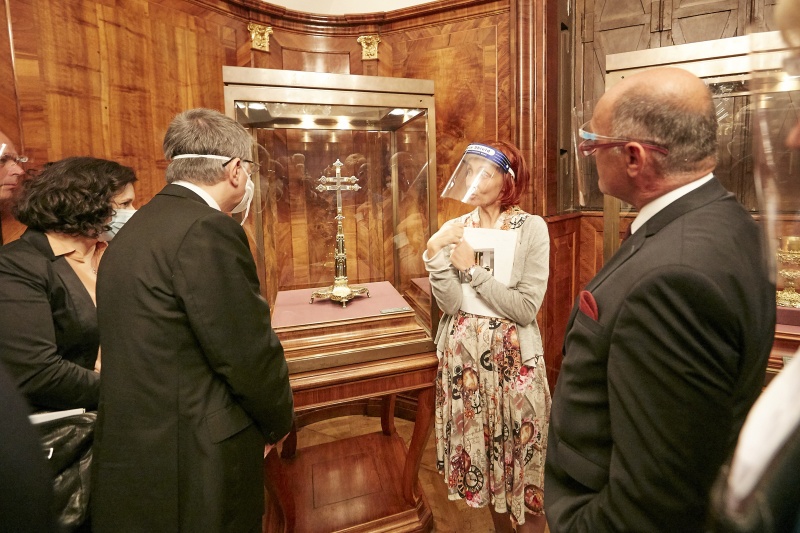 Besichtigung Schatzkammer. Von rechts: Nationalratspräsident Wolfgang Sobotka (V), Präsident der ungarischen Nationalversammlung László Kövér