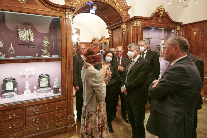 Besichtigung Schatzkammer. Von links: Nationalratspräsident Wolfgang Sobotka (V), Präsident der ungarischen Nationalversammlung László Kövér