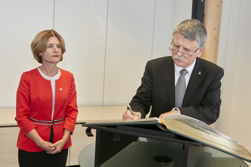 Eintrag in das Gästebuch. Von links: Bundesratspräsidentin Andrea Eder-Gitschthaler (V), Präsident der ungarischen Nationalversammlung László Kövér