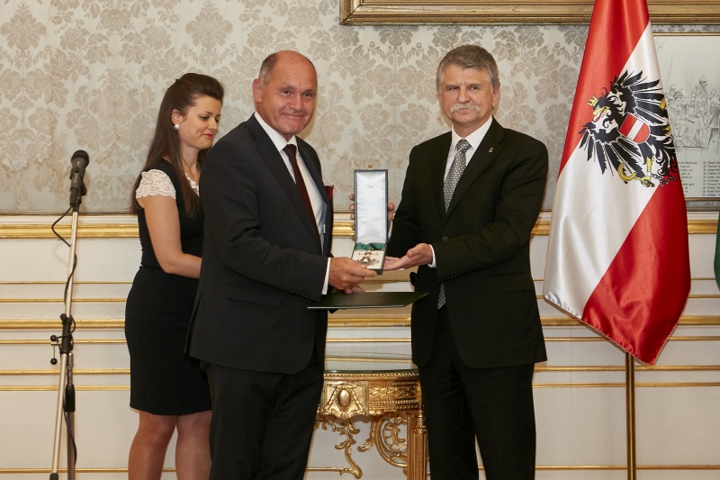 Verleihung des Komturkreuzes des ungarischen Verdienstordens mit dem Stern an den Präsidenten des österreichischen Nationalrates in der Ungarischen Botschaft in Wien: von links: Nationalratspräsident Wolfgang Sobotka (V), Präsident der ungarischen Nationalversammlung László Kövér