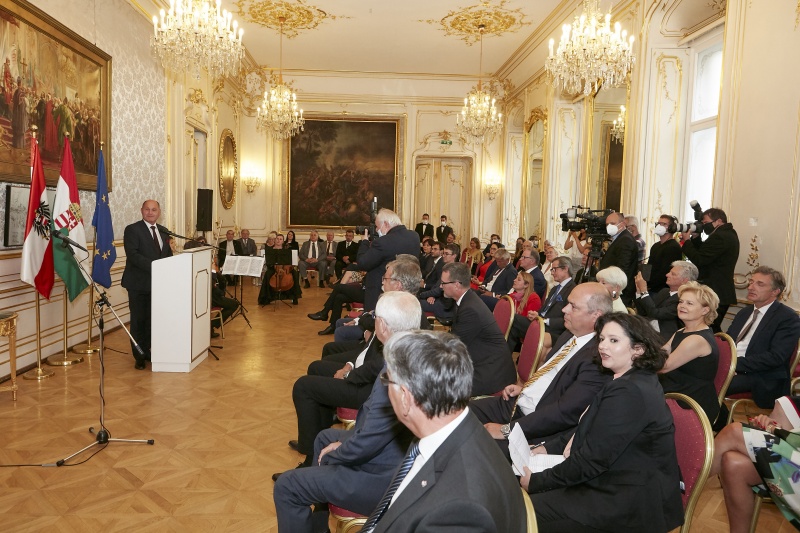 Verleihung des Komturkreuzes des ungarischen Verdienstordens mit dem Stern an den Präsidenten des österreichischen Nationalrates in der Ungarischen Botschaft in Wien: Am Rednerpult Nationalratspräsident Wolfgang Sobotka (V). Blick Richtung VeranstaltungsteilnehmerInnen