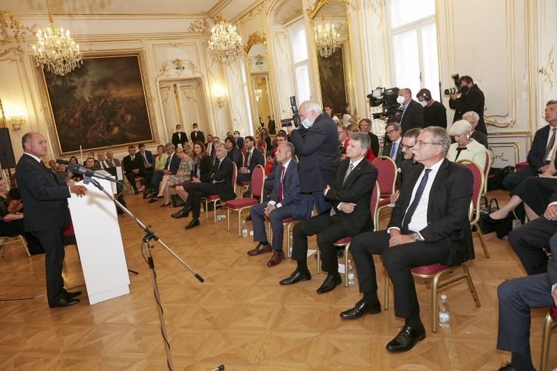 Verleihung des Komturkreuzes des ungarischen Verdienstordens mit dem Stern an den Präsidenten des österreichischen Nationalrates in der Ungarischen Botschaft in Wien: Am Rednerpult Nationalratspräsident Wolfgang Sobotka (V). Blick Richtung VeranstaltungsteilnehmerInnen