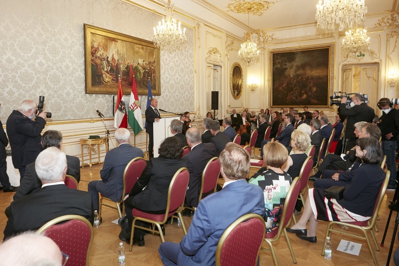 Verleihung des Komturkreuzes des ungarischen Verdienstordens mit dem Stern an den Präsidenten des österreichischen Nationalrates in der Ungarischen Botschaft in Wien: Am Rednerpult Nationalratspräsident Wolfgang Sobotka (V). Blick Richtung VeranstaltungsteilnehmerInnen