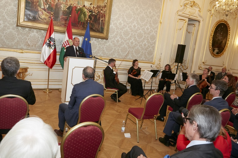 Verleihung des Komturkreuzes des ungarischen Verdienstordens mit dem Stern an den Präsidenten des österreichischen Nationalrates in der Ungarischen Botschaft in Wien: Am Rednerpult Nationalratspräsident Wolfgang Sobotka (V). Blick Richtung VeranstaltungsteilnehmerInnen