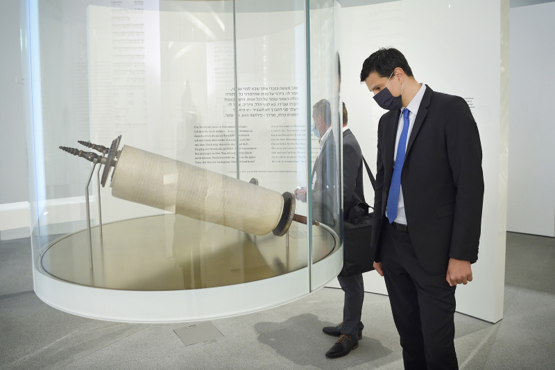 Besuch des Jüdischen Museums. Nationalratsabgeordneter Hannes Amesbauer (F)