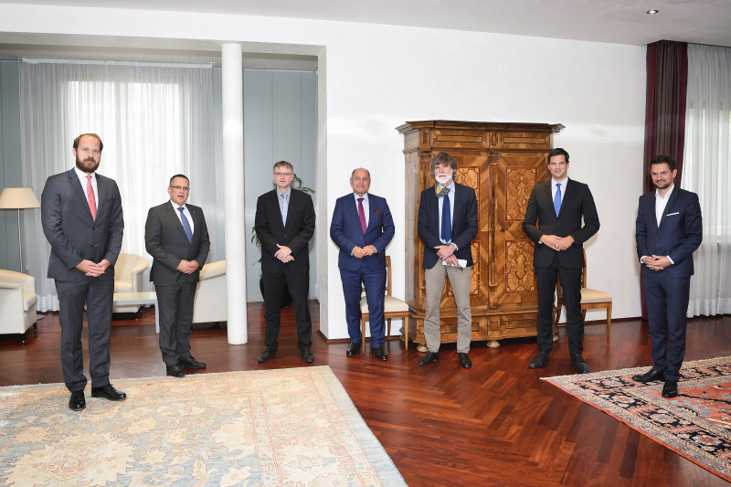 Austausch zu Covid-19 mit Experten aus Medizin und Wirtschaft.
Von links: Nationalratsabgeordneter Nikolaus Scherak (N), Klubobmann August Wöginger (V), Leiter des Prognosezentrums, Berlin Büro des Kieler Instituts für Weltwirtschaft Stefan Kooths, Nationalratspräsident Wolfgang Sobotka (V), Stv. Direktor des Instituts für Virologie der Charité Günther Schönrich, Nationalratsabgeordneter Hannes Amesbauer (F), Nationalratsabgeordneter Jakob Schwarz (G)