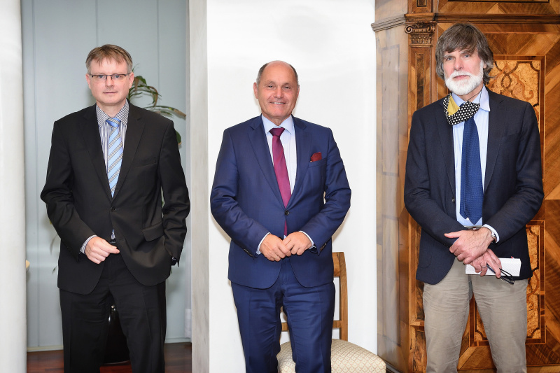 Austausch zu Covid-19 mit Experten aus Medizin und Wirtschaft.
Von links:  Leiter des Prognosezentrums, Berlin Büro des Kieler Instituts für Weltwirtschaft Stefan Kooths, Nationalratspräsident Wolfgang Sobotka (V), Stv. Direktor des Instituts für Virologie der Charité Günther Schönrich