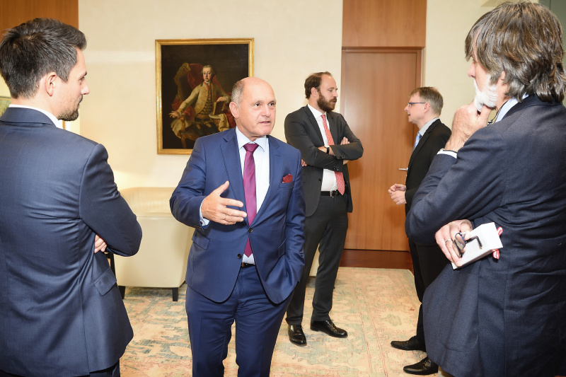 Austausch zu Covid-19 mit Experten aus Medizin und Wirtschaft.
Von links: Nationalratsabgeordneter Jakob Schwarz (G), Nationalratspräsident Wolfgang Sobotka (V), Nationalratsabgeordneter Nikolaus Scherak (N), Leiter des Prognosezentrums, Berlin Büro des Kieler Instituts für Weltwirtschaft Stefan Kooths, , Stv. Direktor des Instituts für Virologie der Charité Günther Schönrich