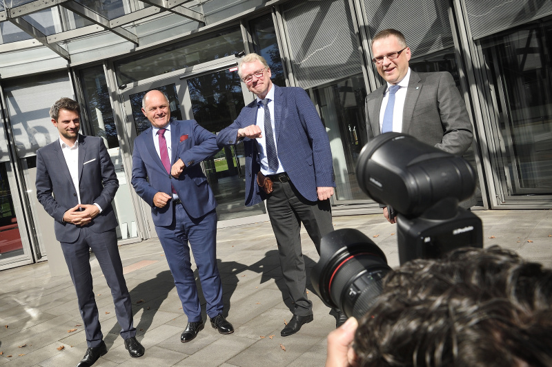 Besuch des Hasso-Plattner-Institut für Digital Engineering.
Von links: Nationalratsabgeordneter Jakob Schwarz (G), Nationalratspräsident Wolfgang Sobotka (V), Geschäftsführer Hasso-Plattner Institut Christoph Meinel, Nationalratsabgeordneter August Wöginger (V)