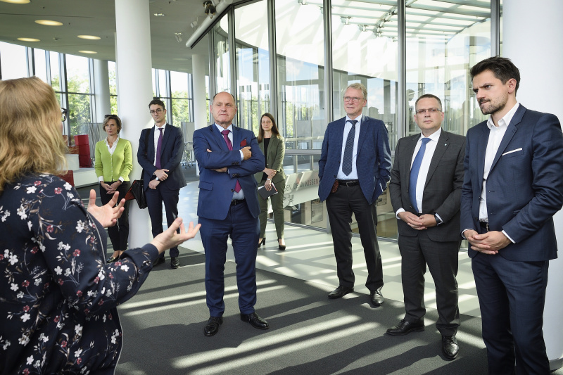 Besuch des Hasso-Plattner-Institut für Digital Engineering.
Von links: Nationalratspräsident Wolfgang Sobotka (V), Geschäftsführer Hasso-Plattner Institut Christoph Meinel, Nationalratsabgeordneter August Wöginger (V), Nationalratsabgeordneter Jakob Schwarz (G)