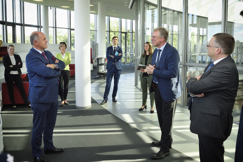 Besuch des Hasso-Plattner-Institut für Digital Engineering.
Von links: Nationalratspräsident Wolfgang Sobotka (V), Geschäftsführer Hasso-Plattner Institut Christoph Meinel, Nationalratsabgeordneter August Wöginger (V)