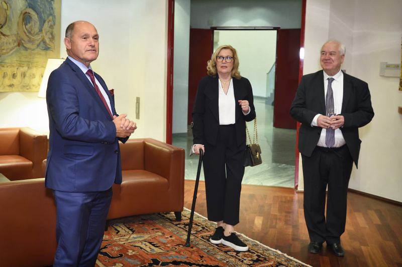 Überreichung des Ehrenkreuzes für Wissenschaft und Kunst I. Klasse an Prof. Dr. Bassam Tibi.
Von links: Nationalratspräsident Wolfgang Sobotka (V), Bassam Tibi mit Gattin