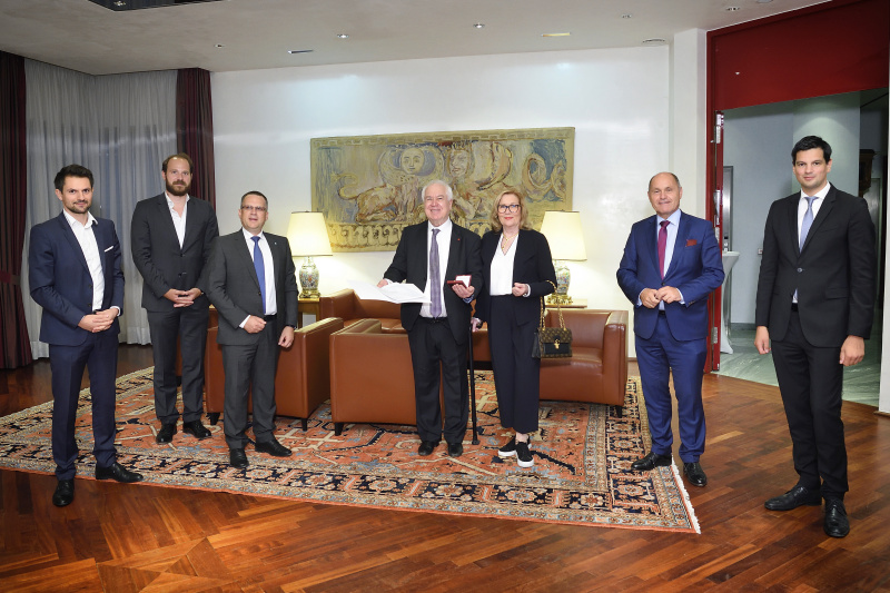 Überreichung des Ehrenkreuzes für Wissenschaft und Kunst I. Klasse an Prof. Dr. Bassam Tibi.
Von links: Nationalratsabgeordneter Jakob Schwarz (G), Nationalratsabgeordneter Nikolaus Scherak (N), Nationalratsabgeordneter August Wöginger (V), Bassam Tibi mit Gattin, Nationalratspräsident Wolfgang Sobotka (V), Nationalratsabgeordneter Hannes Amesbauer (F)