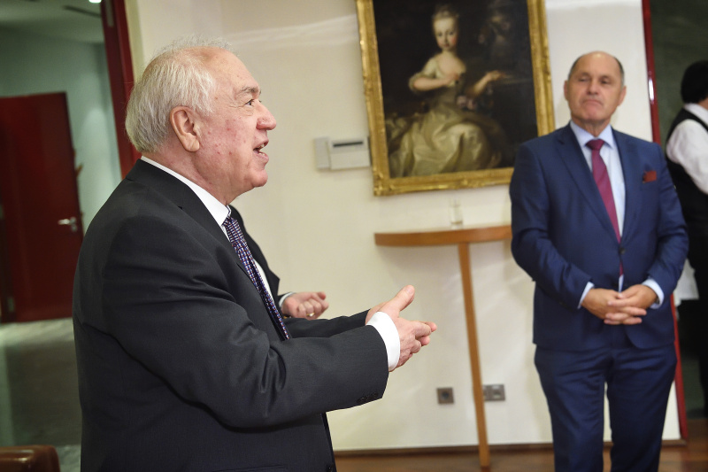 Überreichung des Ehrenkreuzes für Wissenschaft und Kunst I. Klasse an Prof. Dr. Bassam Tibi.
Von links: Bassam Tibi, Nationalratspräsident Wolfgang Sobotka (V)